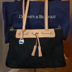 Dooney & Bourke purse
Beautiful bad, brand new
Great for casual days…